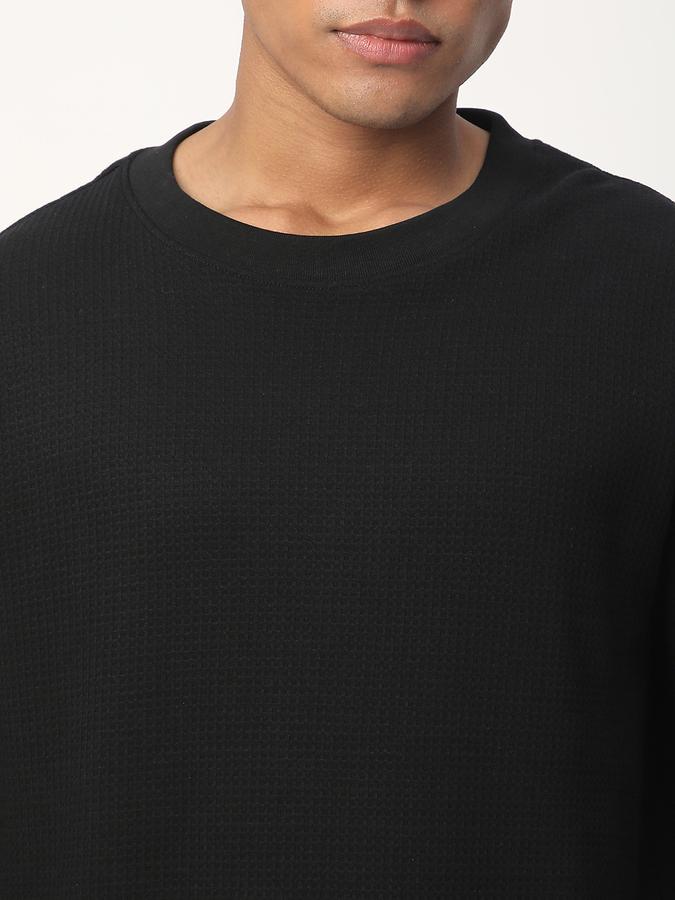 Solid Men Round Neck T-Shirt image number 3