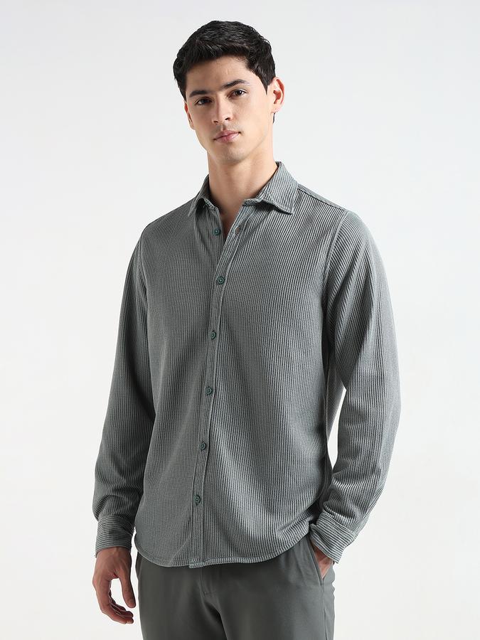 Men Textured Regular Fit Shirt image number 2