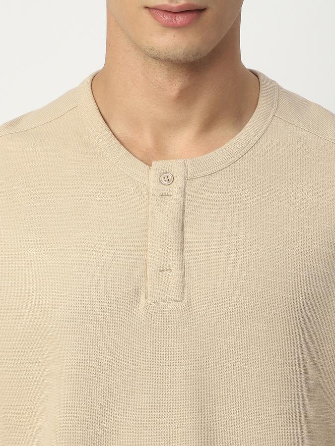 Solid Men Round Neck T-Shirt image number 3