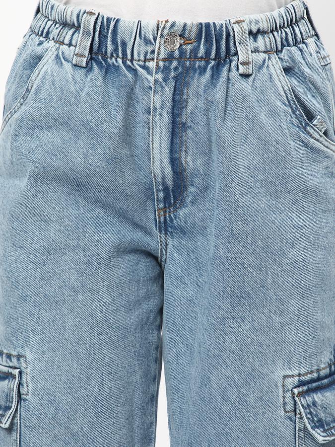 Women Relaxed Jeans with Flap Pockets image number 3