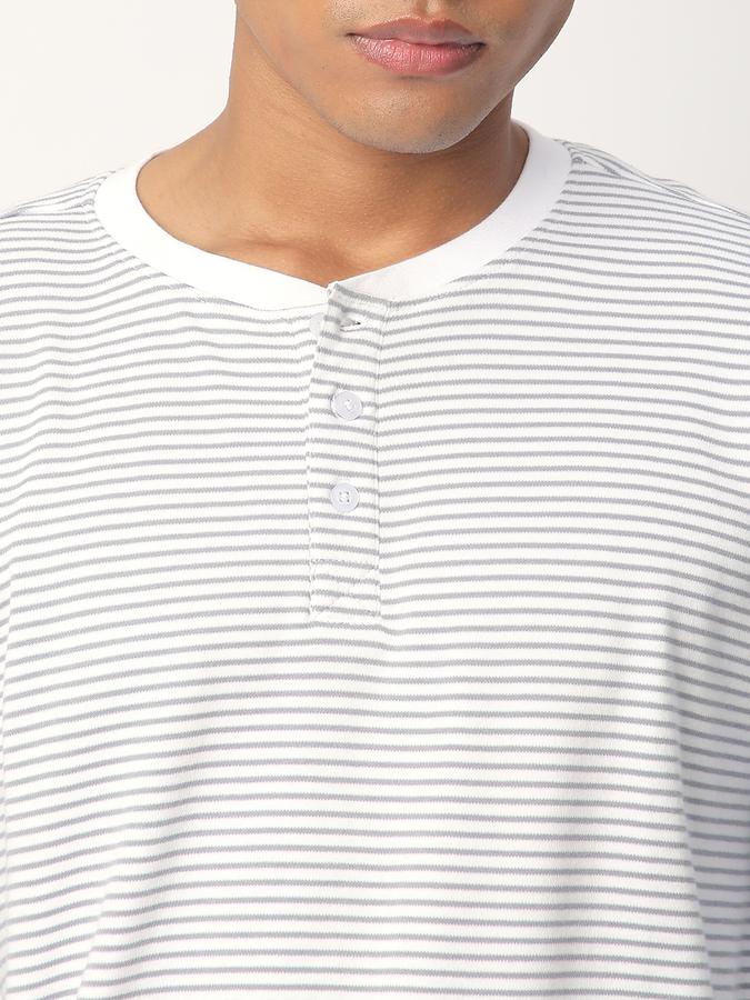 Striped Men Round Neck T-Shirt image number 3