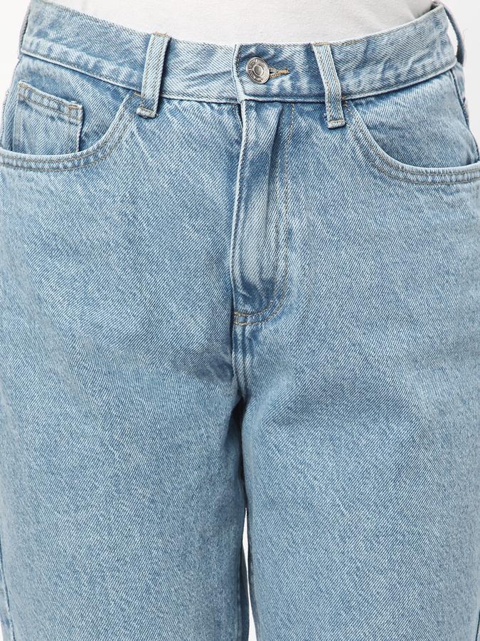 Women Lightly Washed Relaxed Fit Jeans  image number 3