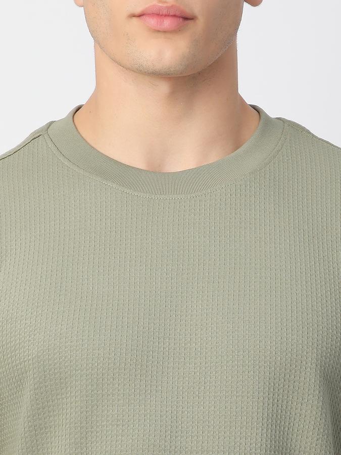 Solid Men Round Neck T-Shirt image number 3