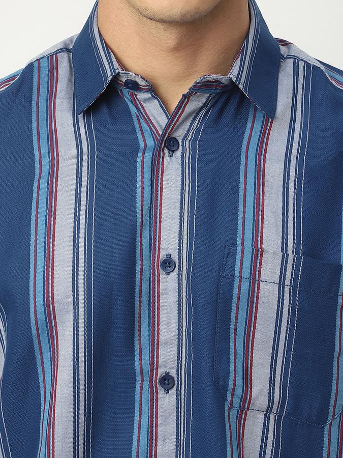 Men Striped Casual Shirt image number 3