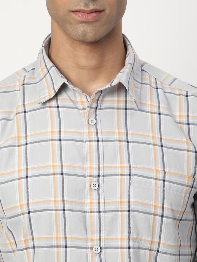 Men Checkered Casual Shirt image number 3