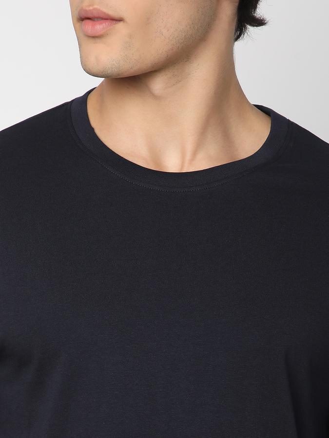 Solid Men Round Neck T-Shirt image number 3