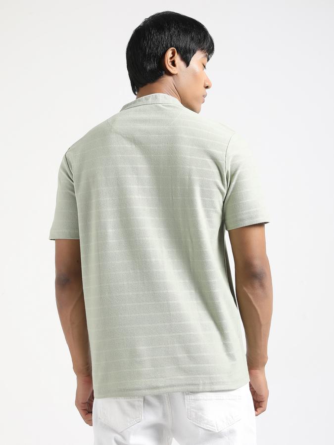 Men Textured Henley T-shirts image number 3