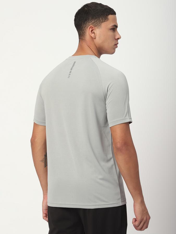 Solid Men Round Neck T-Shirt image number 2