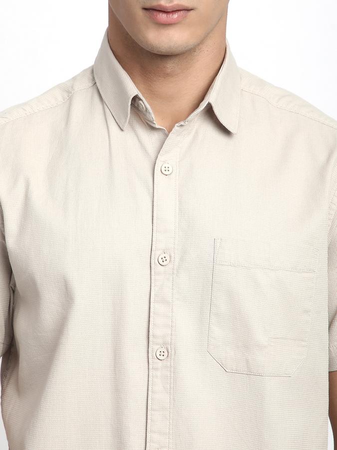 Men Solid Casual Shirt image number 3