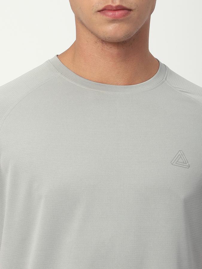 Solid Men Round Neck T-Shirt image number 3