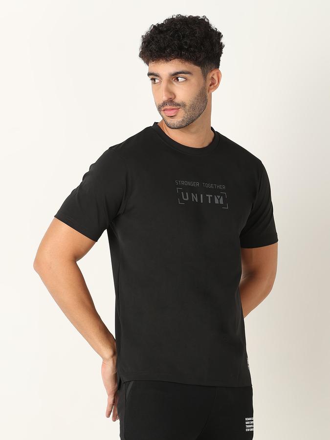 Men Printed Regular Fit Round-Neck T-Shirt image number 2