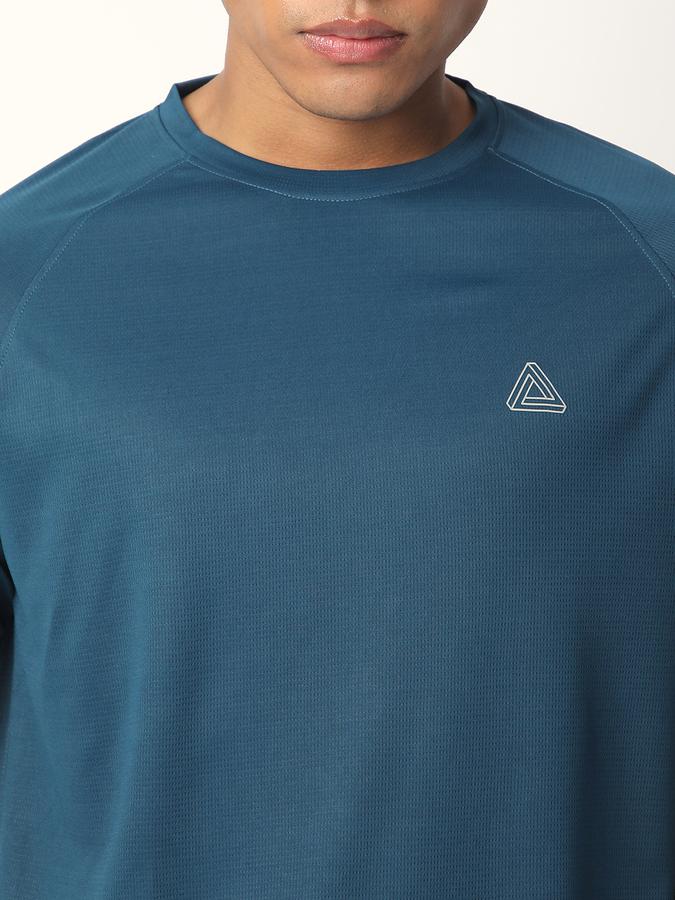 Solid Men Round Neck T-Shirt image number 3