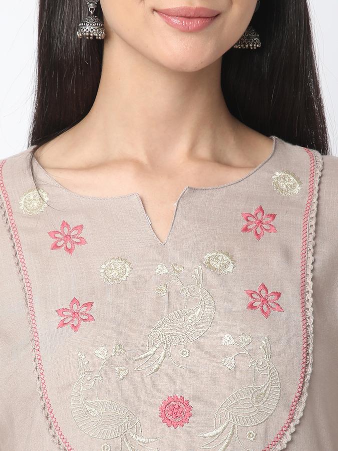 Women Embroidered Straight Kurta  image number 3