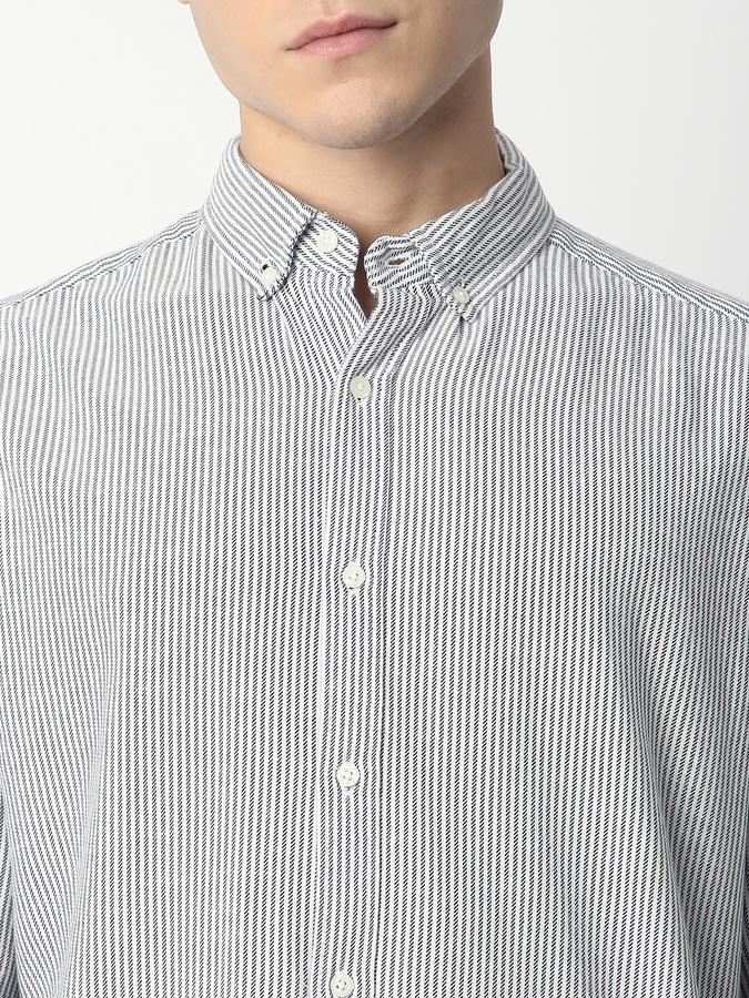 Men Striped Casual Shirt image number 3